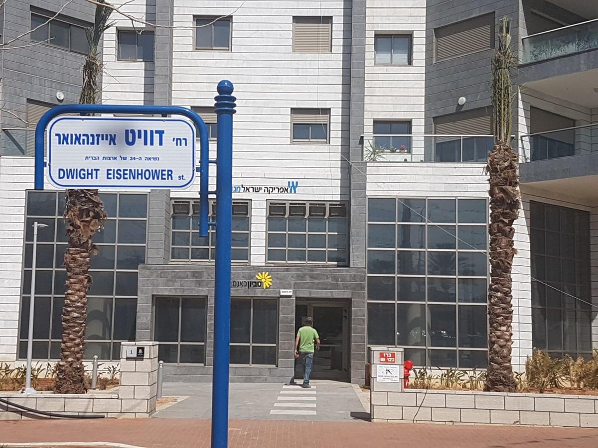 Private Bed/Bathroom In Netanya Exterior photo